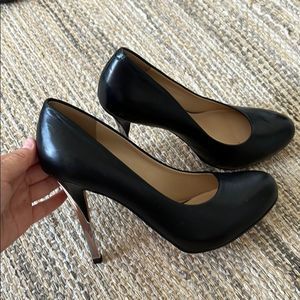 Guess by Marciano black leather pumps 7.5